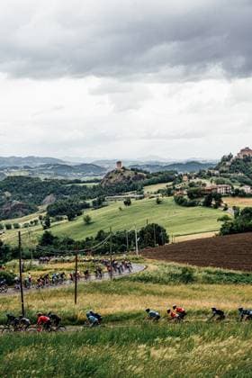2025 Giro d Italia Stage 12 Picture by Zac Williams SWpix.com - 22 05 2025 - Cycling - 2025 Giro d Italia Stage 12, Modena to Viadana, Italy - The peloton. Copyright: x xSWpix.comx(t axPhotographyxHubxLtd)xZacxWilliams SWpix.comx SWP-2645