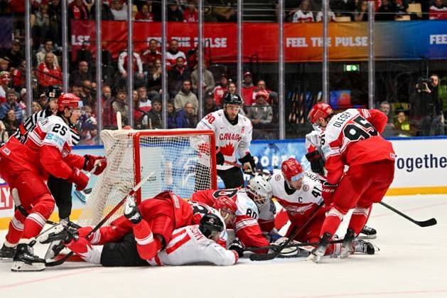 ODENSE, DENMARK - MAY 22: A battle for the puck in front of goalkeeper Frederik Dichow of Denmark during the 2025 Ice hockey, Eishockey World Championship, WM, Weltmeisterschaft match between Canada and Denmark at Jyske Bank Arena on May 22, 2025 in Odense, Denmark. Odense Jyske Bank Arena Denmark Copyright: xJustPictures.ch AndreaxBrancax jp-en-EuSpIm-AB_22052025_AAB_1616