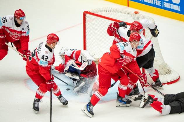 Denmark IIHF Hockey Worlds: Canada vs. Denmark Oliver Lauridsen, Denmark, Phillip Bruggisser, goalkeeper Frederik Dichow, Oscar Moelgaard and Jesper Jensen Aabo in action with Sidney Crosby, Canada and Ryan O Reilly during the quarter-final match between Canada and Denmark at the IIHF Ice hockey, Eishockey World Championships in Herning, Denmark, Thursday May 22, 2025.. , Herning Denmark Mors Copyright: BoxAmrstrupx xRitzauxScanpix BoxAmstrupx spdk20250522-215607-L