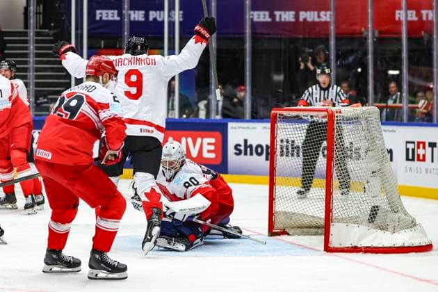 Eishockey, WM, Kanada - Dänemark Ice hockey, Eishockey - IIHF WC 2025 HERNING,DENMARK,22.MAY.25 - ICE HOCKEY - IIHF Ice Hockey World Championship, WM, Weltmeisterschaft 2025, quarterfinal, Canada vs Denmark. Image shows Nathan MacKinnon (CAN) and Frederik Dichow (DEN).  GEPAxpictures xMaticxKlansek