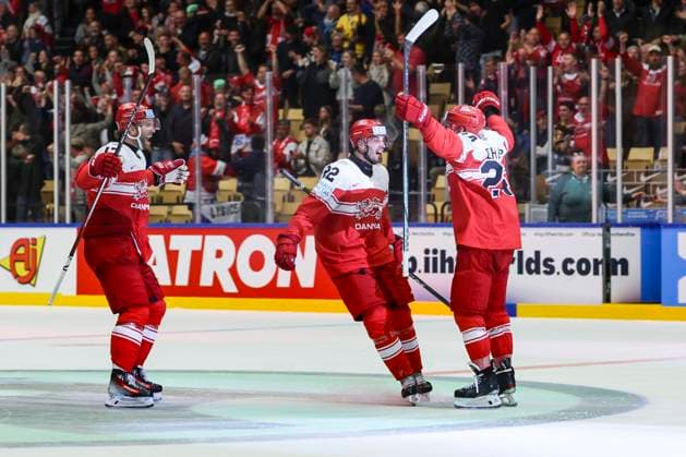 Eishockey, WM, Kanada - Dänemark Ice hockey, Eishockey - IIHF WC 2025 HERNING,DENMARK,22.MAY.25 - ICE HOCKEY - IIHF Ice Hockey World Championship, WM, Weltmeisterschaft 2025, quarterfinal, Canada vs Denmark. Image shows the rejoicing of DEN with Nikolaj Ehlers (DEN).  GEPAxpictures xMaticxKlansek