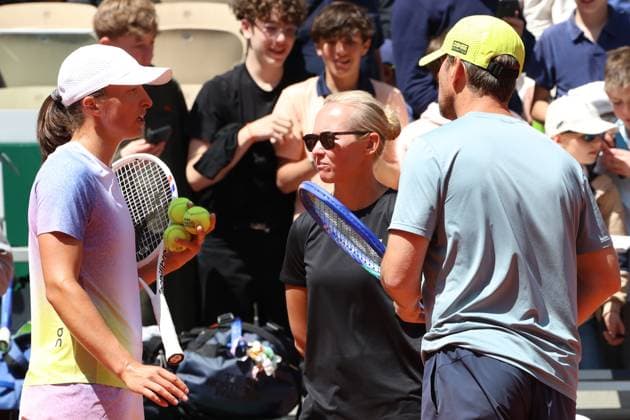 Roland Garros 2025 Wim Fissette, Daria Abramowicz, Iga Swiatek during training before Roland Garros 2025 tennis tournament in Paris France on 22 May 2025. Paris France  Copyright: xFotoxOlimpikx originalFilename:jastrzebowski-rolandga250522_npXhq.jpg