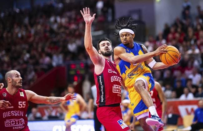 Sport Themen der Woche KW21 Sport Bilder des Tages BASKETBALL BUNDESLIGA PROA PLAYOFF - RUNDE: PO-1 2 FINALE, SPIELTAG: 4 GIESSEN 46ERS VS. SCIENCE CITY JENA ** NUR FÜR REDAKTIONELLE ZWECKE ** EDITORIAL USE ONLY **<p>22 05 2025-Gießen: Basketball 2. Basketball-Bundesliga ProA Saison 2024 2025 PlayOff Runde: PO-1 2 Finale, Spieltag: 4 Sporthalle Ost GIESSEN 46ers Science City Jena im Foto: Zachery Deshon Cooks 3 (Science City Jena) im Zweikampf mit Viktor Kovacevic 25 (GIESSEN 46ers) ( Deutschland Hessen Gießen Copyright: SaschaxFromm *** BASKETBALL BUNDESLIGA PROA PLAYOFF ROUND PO 1 2 FINAL, GAME DAY 4 GIESSEN 46ERS VS SCIENCE CITY JENA FOR EDITORIAL PURPOSES ONLY EDITORIAL USE ONLY p 22 05 2025 Gießen Basketball 2 Basketball Bundesliga ProA Season 2024 2025 PlayOff Round PO 1 2 Final, Matchday 4 Sporthalle Ost GIESSEN 46ers Science City Jena in the photo Zachery Deshon Cooks 3 Science City Jena in a duel with Viktor Kovacevic 25 GIESSEN 46ers Germany Hessen Gießen Copyright SaschaxFromm Copyright: SaschaxFromm doc80r7pcc60devj4gua1r ,EDITORIAL USE ONLY