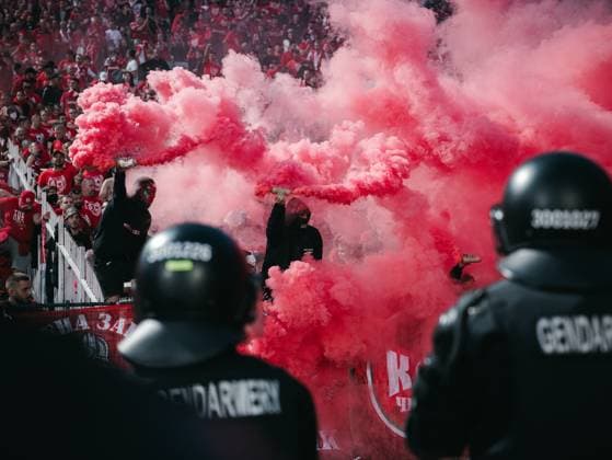 Sport Themen der Woche KW21 Sesame Football Cup Of Bulgaria CSKA Sofia fans with smoke flares jump the fence onto the field during the Bulgarian Cup Final in Sofia, Bulgaria, on May 22, 2025. Sofia Bulgaria  Copyright: xDanielxYovkovx originalFilename:yovkov-sesamecu250522_npiBZ.jpg