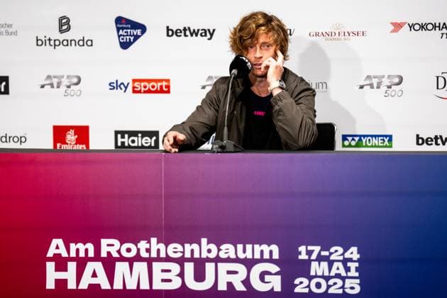 HAMBURG, GERMANY - MAY 22: Felix Auger-Aliassime of Canada plays a forehand in his Men s Singles Quarter Final match against Alexandre Muller of France during Day Six of the Bitpanda Hamburg Open at Am Rothenbaum on May 22, 2025 in Hamburg, Germany. (Photo by Rene Nijhuis) SPO  Copyright: xRenexNijhuis