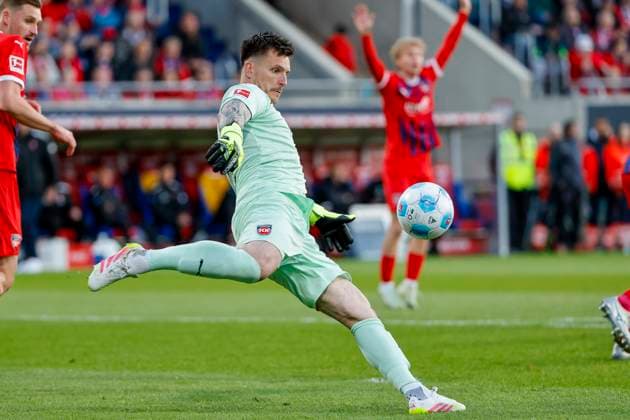 Kevin Müller, Muller (1. FC Heidenheim, 01) am Ball , Deutschland, Fussball, Bundesliga-Relegation, 2024 2025, 1. FC Heidenheim vs. SV Elversberg, 22.05.2025, Voith-Arena, Heidenheim, Deutschland DFL REGULATIONS PROHIBIT ANY USE OF PHOTOGRAPHS AS IMAGE SEQUENCES AND OR QUASI-VIDEO. Heidenheim Voith-Arena Baden-Württemberg Deutschland Copyright: xGrantxHubbsx
