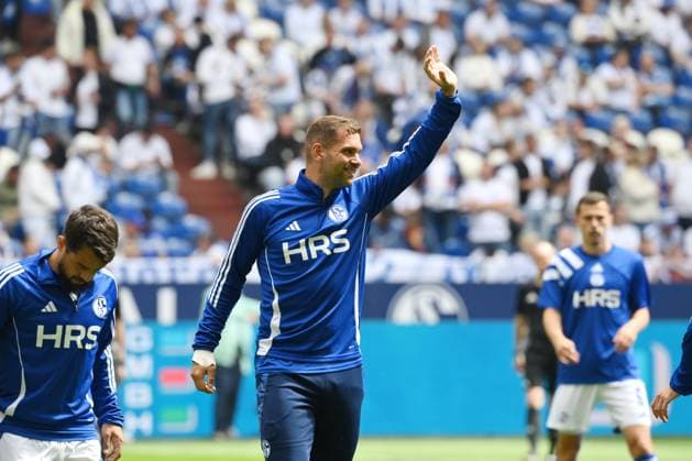 Pierre-Michel Lasogga (FC Schalke 04) 18.05.2025, Fussball 2. Bundesliga, 34. Spieltag, Saison 2024 2025 FC Schalke 04 - SV Elversberg 1:2 Foto: Team2 Weis DFL regulations prohibit any use of photographs as image sequences and or quasi-video Gelsenkirchen Veltins Arena Nordrhein Westfalen Deutschland