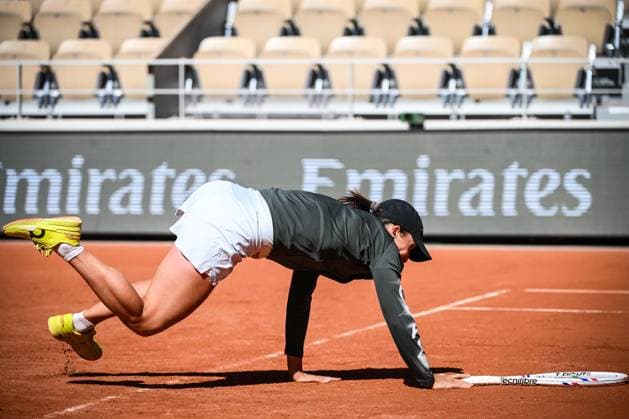May 23, 2025, Paris, France, France: Iga SWIATEK of Poland falls during a training session of Roland-Garros 2025, French Open 2025, Grand Slam tennis tournament at Roland-Garros Stadium on May 23, 2025 in Paris, France. Paris France - ZUMAm308 20250523_zsp_m308_004 Copyright: xMatthieuxMirvillex