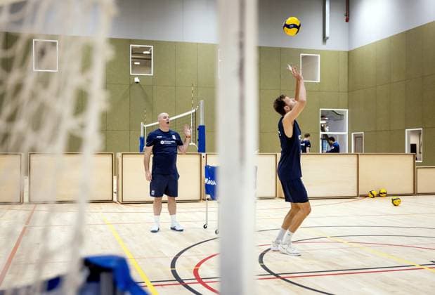 Volleyball, Nationalteam Niederlande, Training ARNHEM - National coach Joel Banks and Wessel Keemink during a training session of TeamNL Long Men. The volleyball players are preparing for the Volleyball Nations League and the World Cup in the Philippines, among other things. ANP KOEN VAN WEEL xVIxANPxSportx xxANPxIVx 528391034 originalFilename: 528391034.jpg