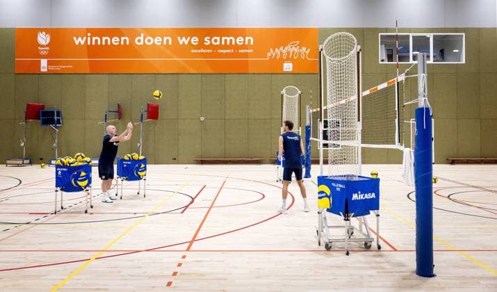 Volleyball, Nationalteam Niederlande, Training ARNHEM - National coach Joel Banks and Wessel Keemink during a training session of TeamNL Long Men. The volleyball players are preparing for the Volleyball Nations League and the World Cup in the Philippines, among other things. ANP KOEN VAN WEEL xVIxANPxSportx xxANPxIVx 528391062 originalFilename: 528391062.jpg