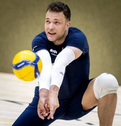 Volleyball, Nationalteam Niederlande, Training ARNHEM - Jeffrey Klok during a training session of TeamNL Long Men. The volleyball players are preparing for the Volleyball Nations League and the World Cup in the Philippines, among other things. ANP KOEN VAN WEEL xVIxANPxSportx xxANPxIVx 528391095 originalFilename: 528391095.jpg