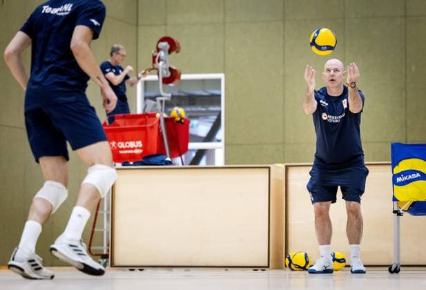 Volleyball, Nationalteam Niederlande, Training ARNHEM - National coach Joel Banks during a training session of TeamNL Long Men. The volleyball players are preparing for the Volleyball Nations League and the World Cup in the Philippines, among other events. ANP KOEN VAN WEEL xVIxANPxSportx xxANPxIVx 528391180 originalFilename: 528391180.jpg