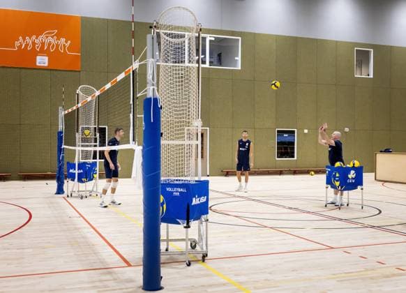 Volleyball, Nationalteam Niederlande, Training ARNHEM - Joris Berkhout, Wessel Keemink and national coach Joel Banks during a training session of TeamNL Long Men. The volleyball players are preparing for the Volleyball Nations League and the World Cup in the Philippines, among other things. ANP KOEN VAN WEEL xVIxANPxSportx xxANPxIVx 528391207 originalFilename: 528391207.jpg
