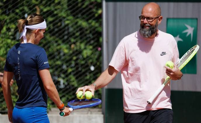 Belgian Greet Minnen, Minnen s coach Xavier Moureaux and pictured in action during the morning training session at the Roland Garros French Open tennis tournament, in Paris, France, Friday 23 May 2025. This year s tournament takes place from 19 May to 08 June. BENOITxDOPPAGNE  x124936788x