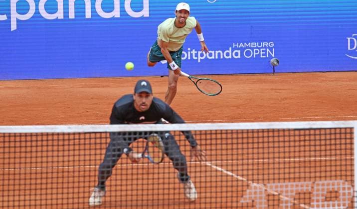 ATP, Tennis Herren 500, Bitpanda Hamburg Open, Halbfinale im Doppel: Andres Molteni (beim Aufschlag), Fernando Romboli (am Netz).