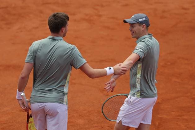 GER, Hamburg, xFSx , ATP, Tennis Herren 500 , Herren Tennistunier Bitpanda Hamburg Open 2025, Halbfinale ,Herren Doppel , 23.05.2025 Henry Patten (GBR) , Harri Heliovaara (FIN) klattschen ab Copyright: HMBxMedia FernandoxSoares