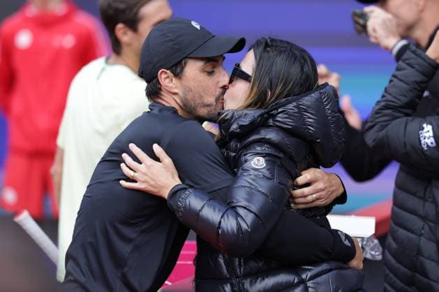 GER, Hamburg, xFSx , ATP, Tennis Herren 500 , Herren Tennistunier Bitpanda Hamburg Open 2025, Halbfinale ,Herren Doppel , 23.05.2025 Fernando Romboli (BRA) kuesst seine Frau Copyright: HMBxMedia FernandoxSoares