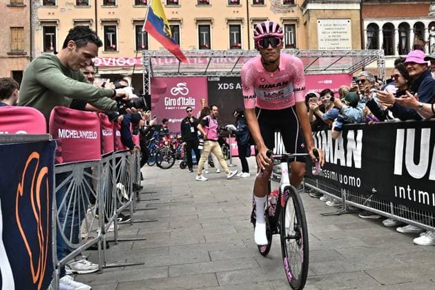 May 23, 2025, Rovigo, ITALY: Mexican rider Isaac Del Toro Romero of Uae Team Emirates Xrg wearing the overall leader s pink jersey, arrive to the start for the 13th stage of the 108 Giro d Italia 2025, cycling race over 180 km from Rovigo to Vicenza, Italy, 23 May 2025. ANSA LUCA ZENNARO. Giro D Italia Cycling Race - Stage 13  - ZUMAa110 20250523_zaf_a110_013 Copyright: xLucaxZennarox