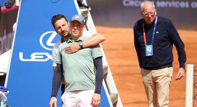 ATP, Tennis Herren 500, Bitpanda Hamburg Open, Halbfinale im Doppel: Harri Heliovaara (Finnland) wird während einer Spielpause behandelt.