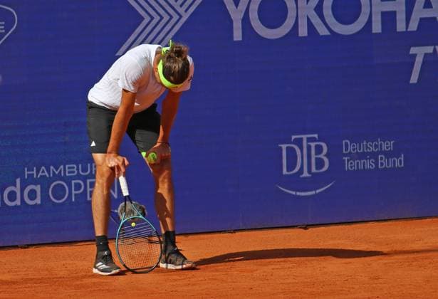 Bitpanda Hamburg Open, ATP, Tennis Herren Turnier 500, Achtelfinale: Alexander Zverev (Deutschland) stützt sich nch einem intensiven Ballwechsel erschöpft auf seinen Oberschenkeln ab. *** Bitpanda Hamburg Open, ATP Tournament 500, Round of 16 Alexander Zverev Germany leans exhausted on his thighs after an intense rally