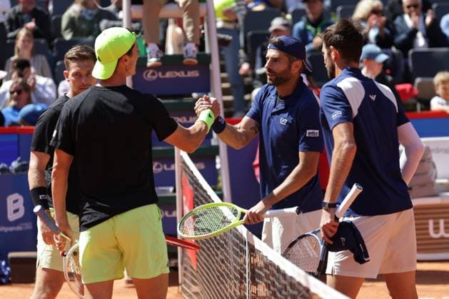 GER, Hamburg, xFSx , ATP, Tennis Herren 500 , Herren Tennistunier Bitpanda Hamburg Open 2025, Halbfinale ,Herren Doppel , 23.05.2025 Joe Salisbury (GBR) und Neal Skupski (GBR) gratulieren Simone Bolelli (ITA) und Andrea Vavassori (ITA) zum Sieg Copyright: HMBxMedia FernandoxSoares