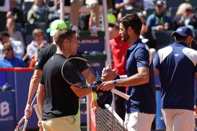 GER, Hamburg, xFSx , ATP, Tennis Herren 500 , Herren Tennistunier Bitpanda Hamburg Open 2025, Halbfinale ,Herren Doppel , 23.05.2025 Joe Salisbury (GBR) und Neal Skupski (GBR) gratulieren Simone Bolelli (ITA) und Andrea Vavassori (ITA) zum Sieg Copyright: HMBxMedia FernandoxSoares