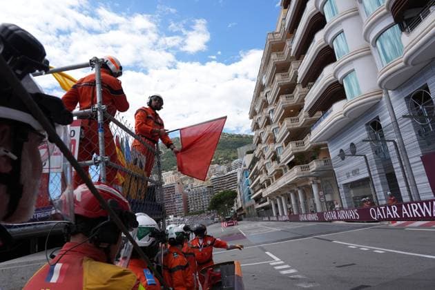Formel 1 Grand Prix Monaco 2025 23.05.2025, Circuit de Monaco, Monte Carlo, Formel 1 Grand Prix Monaco 2025 ,im Bild Ein Streckenposten zeigt die rote Flagge.