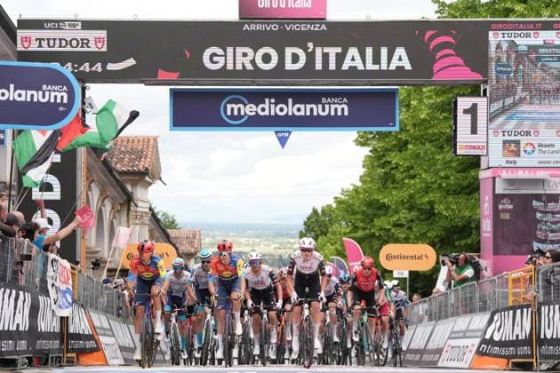 The pack rides during the stage 13 of the Giro d™Italia from Rovigo to Vicenza, Italy - Friday, May 23, 2025. - cycling.  Copyright: xMassimoxPaolone LaPressex