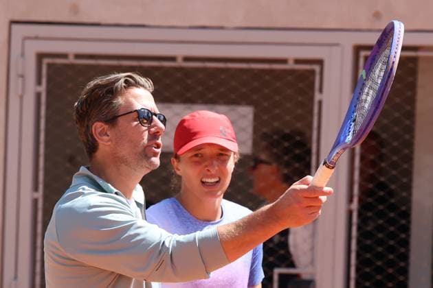 May 23, 2025, Paris, Celestynow, France: IGA SWIATEK of Poland and coach WIM FISSETTE of Belgium during practice session before French Open 2025 at Roland Garros in Paris. Paris France - ZUMAc278 20250523_zsp_c278_018 Copyright: xMarcinxCholewinskix