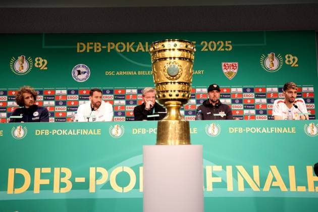 Sport Themen der Woche KW21 Sport Bilder des Tages DEU, DFB-Pokal Finale, PK, 23.05.2025, Berliner Olympiastadion, Berlin, DEU, DFB-Pokal Finale, PK, im Bild: Trainer Sebastian Hoeness (VfB Stuttgart), Atakan Karazor (VfB Stuttgart 16), Cheftrainer Michel Kniat (Arminia Bielefeld), MAEL CORBOZ (Arminia Bielefeld 6), DFB-Pokal DFL - regulations prohibit any use of Photographs as image sequences and or quasi-video *** DEU, DFB Pokal Finale, PK, 23 05 2025, Berliner Olympiastadion, Berlin, DEU, DFB Pokal Finale, PK, im Bild Trainer Sebastian Hoeness VfB Stuttgart , Atakan Karazor VfB Stuttgart 16 , Cheftrainer Michel Kniat Arminia Bielefeld , MAEL CORBOZ Arminia Bielefeld 6 , DFB Pokal DFL regulations prohibit any use of Photographs as image sequences and or quasi video nordphotoxGmbHx xEngler nph00076
