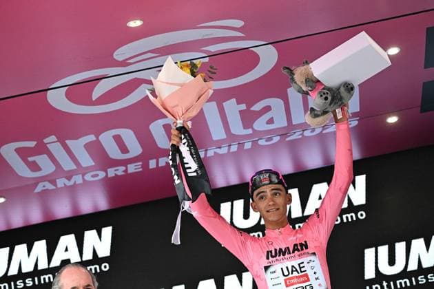 May 23, 2025, Vicenza, ITALY: Mexican rider Isaac Del Toro Romero of Uae Team Emirates Xrg retaining the overall leader s pink jersey, poses on the podium after the 13th stage of the 108 Giro d Italia 2025, cycling race over 180 km from Rovigo to Vicenza, Italy, 23 May 2025. ANSA LUCA ZENNARO. Giro: A Vicenza Poker Di Pedersen, Van Aert Si Arrende  - ZUMAa110 20250523_zaf_a110_025 Copyright: xLucaxZennarox