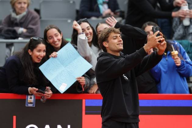 GER, Hamburg, xFSx , ATP, Tennis Herren 500 , Herren Tennistunier Bitpanda Hamburg Open 2025, Halbfinale ,Herren Doppel , 23.05.2025 Flavio Cobolli (ITA) macht selfies mit den Fans nach dem Spiel Copyright: HMBxMedia FernandoxSoares