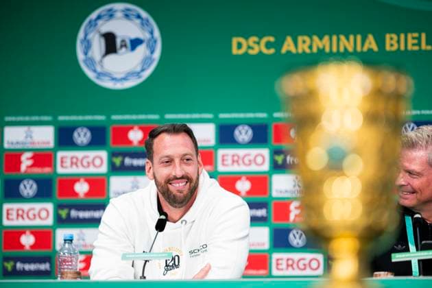 Sport Bilder des Tages 23.05.2025 - Pressekonferenz vor dem DFB-Pokalfinale in Berlin: Mitch Kniat (Trainer - Bielefeld) vor dem Spiel DSC Arminia Bielefeld gegen den VfB Stuttgart. Berlin Berlin Deutschland Olympiastadion *** 23 05 2025 Press conference before the DFB Cup final in Berlin Mitch Kniat Coach Bielefeld before the match between DSC Arminia Bielefeld and VfB Stuttgart Berlin Berlin Germany Olympiastadion