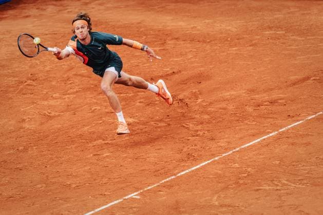 Tennis Männer bitpanda Hamburg Open ATP, Tennis Herren 500 Felix Auger-Aliassime (CAN) vs. Andrei Andrejewitsch Rubljow (RUS) 23.05.2025 Andrei Andrejewitsch Rubljow Vorhand Hamburg Tennisstadion am Rothenbaum Hamburg Deutschland