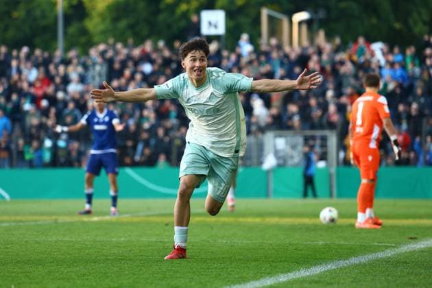 10 Patrice Covic (SV Werder Bremen U19) bejubelt seinen späten Treffer zum 1:0. Fußball I Junioren I DFB-Pokal I Saison 2024-2025 I Finale I SV Werder Bremen U19 - Karlsruher SC U19 I 23.05.2025 I Karl-Liebknecht-Stadion