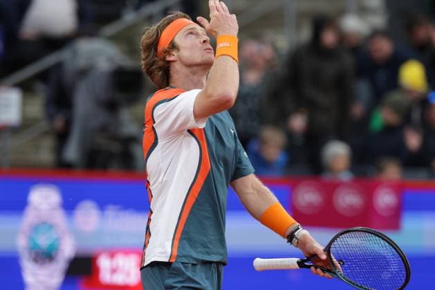 Sport Bilder des Tages GER, Hamburg, xFSx , ATP, Tennis Herren 500 , Herren Tennistunier Bitpanda Hamburg Open 2025, Halbfinale ,Herren Einzel , 23.05.2025 Andrey Rublev (RUS) Siegerfaust, jubel , macht das Kreutz dankt Gott Copyright: HMBxMedia FernandoxSoares