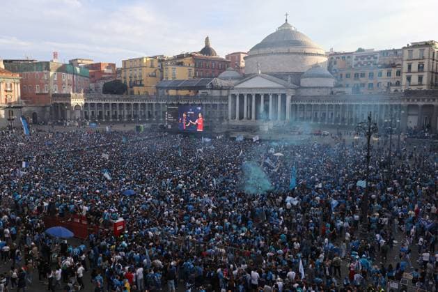 Napoli fans in Piazza del Plebiscito waiting for the end of the match, for the victory of the fourth scudetto, during the Serie A soccer match between Napoli and Cagliari at the Diego Armando Maradona Stadium in Naples, southern italy - Friday , May 23 , 2025. - Soccer .  Copyright: xAlessandroxGarofalo LaPressex