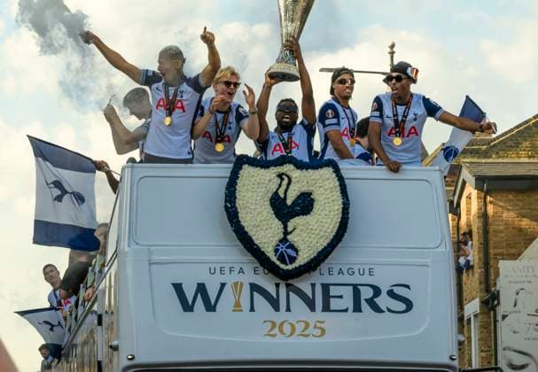 Sport Themen der Woche KW21 Sport Bilder des Tages The Tottenham Hotspur Winners Parade, London, UK, on 23 May 2025. The Tottenham Hotspur Winners Parade to celebrate their Europe League win, London, UK, on 23 May 2025. Spurs won the Europa League on Wednesday 21 May 2025., Credit:Tina Korhonen Avalon London  Copyright: xTinaxKorhonenx xAvalonx 1002548087