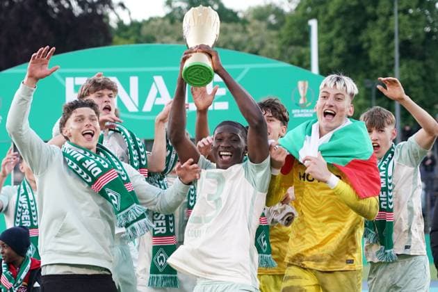 Sport Themen der Woche KW21 Sport Bilder des Tages Siegesjubel Werder Bremen U19 nach dem DFB Pokalsieg - Potsdam 23.05.2025: DFB-Pokalfinale Junioren Werder Bremen vs. Karlsruher SC, Karl-Liebknecht Stadion *** Victory celebration Werder Bremen U19 after the DFB Cup victory Potsdam 23 05 2025 DFB Cup Final Juniors Werder Bremen vs Karlsruher SC, Karl Liebknecht Stadion