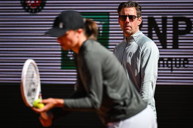 May 23, 2025, Paris, France, France: Iga SWIATEK of Poland with his coach Wim FISSETTE during a training session of Roland-Garros 2025, French Open 2025, Grand Slam tennis tournament at Roland-Garros Stadium on May 23, 2025 in Paris, France. Paris France - ZUMAm308 20250523_zsp_m308_041 Copyright: xMatthieuxMirvillex