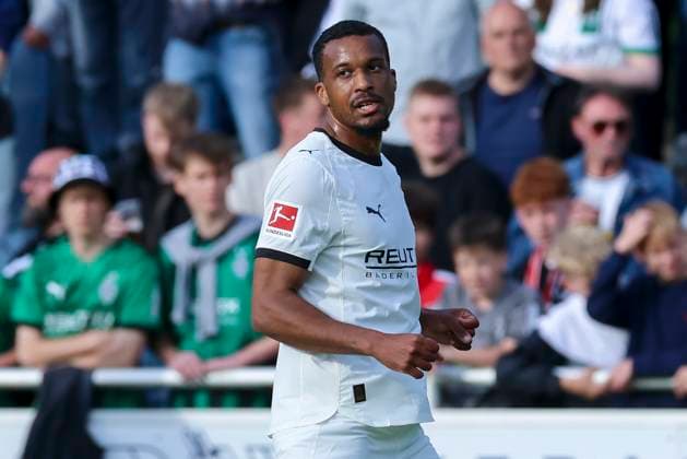 Alassane Plea (Borussia Moenchengladbach) schaut, Friendly match, FC Eintracht Rheine vs Borussia Moenchengladbach, OBI-Arena am 21. May 2025 in Rheine, Deutschland. (Foto von Marco Steinbrenner DeFodi Images) Alassane Plea (Borussia Moenchengladbach) looks on, Friendly match, FC Eintracht Rheine vs Borussia Moenchengladbach, OBI-Arena, May 21, 2025 in Rheine, Germany. (Photo by Marco Steinbrenner DeFodi Images)