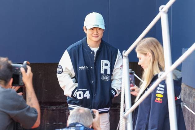 Yuki Tsunoda(Oracle Red Bull Racing) kommt mit dem Boot an, 3. Freies Training, Grosser Preis von Monaco, Motorsport, Herren, Formel 1, 24.05.2025 Monte Carlo Monaco MCO