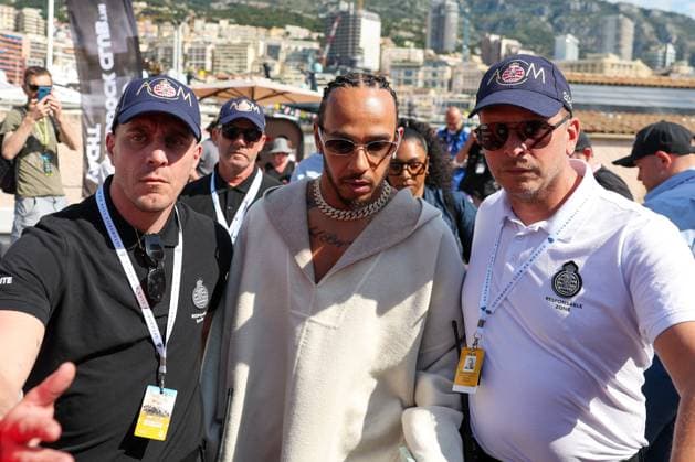 Lewis Hamilton (Scuderia Ferrari HP) kommt mit dem Boot am Paddock an, 3. Freies Training, Grosser Preis von Monaco, Motorsport, Herren, Formel 1, 24.05.2025 Monte Carlo Monaco MCO