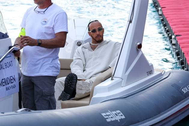 Lewis Hamilton (Scuderia Ferrari HP) kommt mit dem Boot am Paddock an, 3. Freies Training, Grosser Preis von Monaco, Motorsport, Herren, Formel 1, 24.05.2025 Monte Carlo Monaco MCO