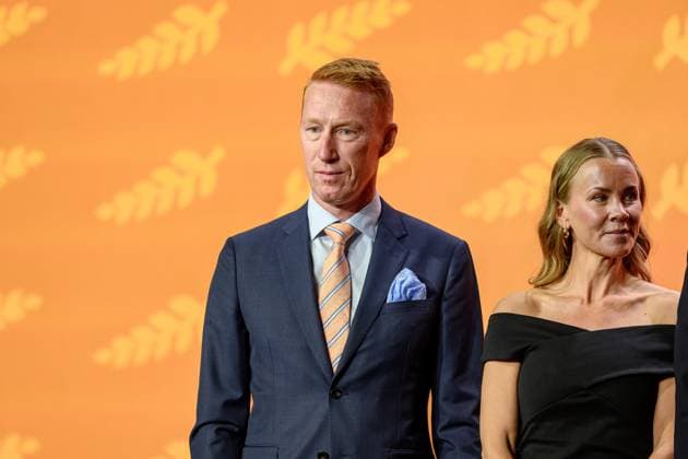 250524 Jörgen Jönsson and Anna Liv, wife of late Stefan Liv during the IIHF Contributors™ Award Ceremony on May 24, 2025 in Stockholm. Photo: Simon Hastegard BILDBYRAN kod SH SH0625 ishockey Ice hockey, Eishockey presskonferens press conference, PK, Pressekonferenz bbeng Copyright: SIMONxHASTEGARD BB250524SH007