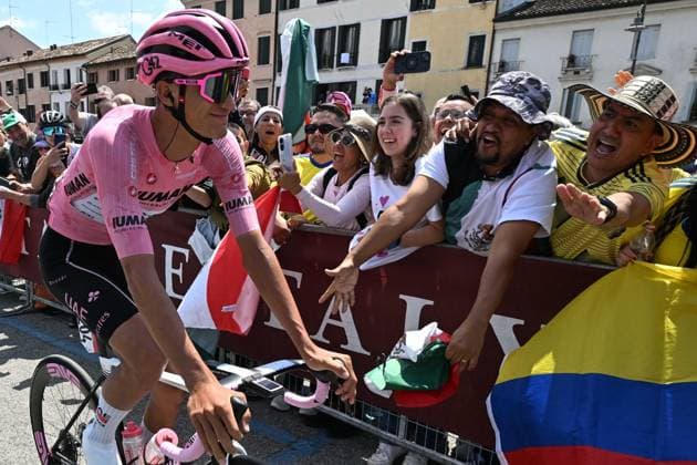 May 24, 2025, Treviso, ITALY: Mexican rider Isaac Del Toro Romero of Uae Team Emirates Xrg wearing the overall leader s pink jersey, arrive to the start for the 14th stage of the 108 Giro d Italia 2025, cycling race over 195 km from Treviso to Nova Gorica Gorizia, Italy, 24 May 2025. ANSA LUCA ZENNARO. Giro D Italia Cycling Race - Stage 14  - ZUMAa110 20250524_zaf_a110_023 Copyright: xLucaxZennarox