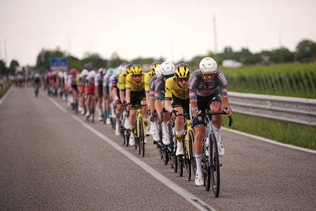 Sport Bilder des Tages The pack rides cycles during the stage 14 of the Giro d™Italia from Treviso to Nova Gorica Gorizia, Italy - Saturday, May 24, 2025. - cycling.  Copyright: xMarcoxAlpozzi LaPressex