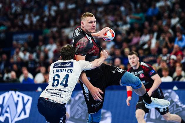 Sport Themen der Woche KW21 Sport Bilder des Tages Lasse Moeller (SG Flensburg-Handewitt, 64), Dainis Kristopans (MT Melsungen, 10) GER, MT Melsungen vs. SG Flensburg-Handewitt, Handball, EHF European League, Halbfinale 1, Saison 2024 2025, 24.05.2025 GER, MT Melsungen vs. SG Flensburg-Handewitt, Handball, EHF European League, Halbfinale 1, Saison 2024 2025, 24.05.2025 Hamburg *** Lasse Moeller SG Flensburg Handewitt, 64 , Dainis Kristopans MT Melsungen, 10 GER, MT Melsungen vs SG Flensburg Handewitt, Handball, EHF European League, Semi-final 1, Season 2024 2025, 24 05 2025 GER, MT Melsungen vs SG Flensburg Handewitt, Handball, EHF European League, Semi-final 1, Season 2024 2025, 24 05 2025 Hamburg Copyright: xEibnerxPressefoto MarcelxvonxFehrnx EP_MFN