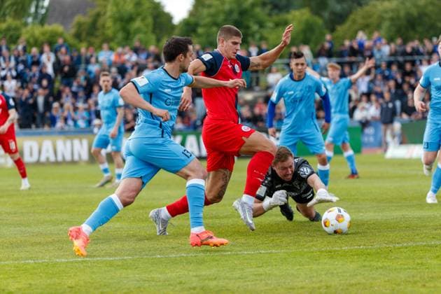 Sport Themen der Woche KW21 Sport Bilder des Tages v.l. Hannes Mietzelfeld (Pastow) , Jan Mejdr (Rostock) und Torwart Danny Zimmermann (Pastow) ; GER, FC Hansa Rostock vs. SV Pastow, Fußball, Männer, Landespokal Mecklenburg-Vorpommern, Lübzer Pils-Cup, Finale, Spielzeit 2024 2025, 24.05.2025 Waren Müritzstadion Mecklenburg - Vorpommern Deutschland *** from l Hannes Mietzelfeld Pastow , Jan Mejdr Rostock and goalkeeper Danny Zimmermann Pastow GER, FC Hansa Rostock vs SV Pastow, Football, Men, State Cup Mecklenburg Vorpommern, Lübzer Pils Cup, Final, Season 2024 2025, 24 05 2025 Goods Müritzstadion Mecklenburg Vorpommern Germany