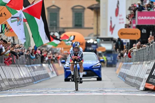 Red Bull-Bora-Hansgrohe s Slovenian rider Primoz Roglic finishes the 10th stage during Stage 10 - Lucca-Pisa, Giro d Italia race in Pisa, Italy, May 20 2025  Copyright: xLisaxGuglielmi IPAxSportx xipa-agency.netx xx IPA_58175804 IPA_Agency_IPA58175804